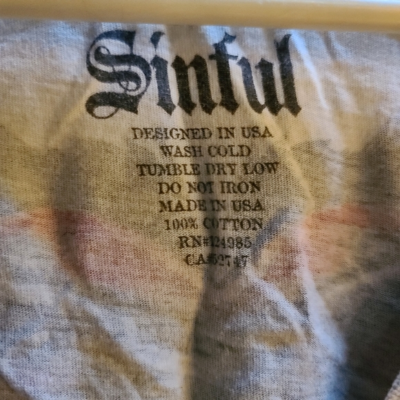 T-Shirt - Picture 4 of 4